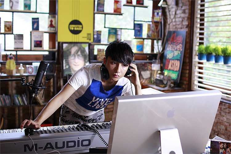 Được lấy cảm hứng từ một câu chuyện có thật, Chàng trai năm ấy hướng đến một góc nhìn đa chiều và hài hước về cuộc sống của những người trẻ hiện đại với màu sắc gần gũi đem lại nhiều cảm xúc cho khán giả. 