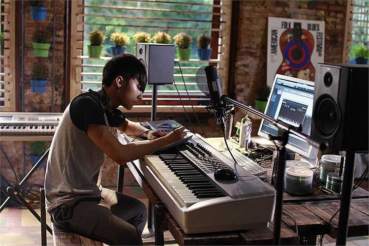 Đạo diễn Quang Huy hé lộ những hình ảnh hậu trường hết sức đáng yêu của các nhân vật trong phim.