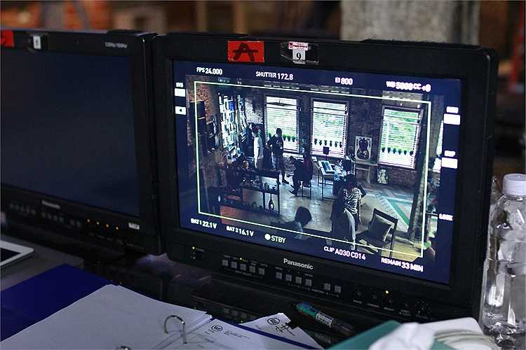 Trong khi Sơn Tùng M-TP ngủ gục khi thu âm thì Quỳnh Anh ra sức tập tạ, Ngô Kiến Huy nhí nhảnh ăn kem.