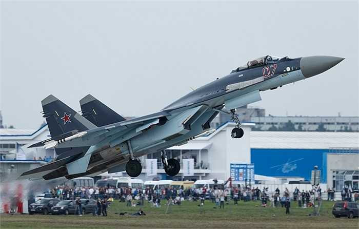 Nâng cao cường độ kết cấu thân máy bay, đã giảm bớt trọng lượng khung máy móc