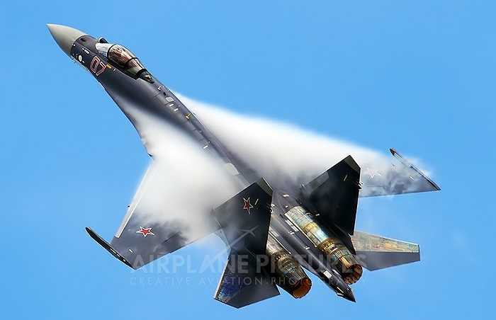 Cấu hình khí động học của Su-35 cơ bản tương đồng với Su-27, nhưng trọng lượng cất cánh tối đa đã tăng tới 38,8 tấn, tuổi thọ máy bay đã nâng lên 30 năm