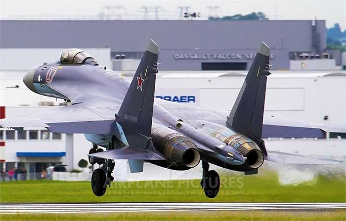 Su-35 sử dụng thiết bị điện tử hàng không hoàn toàn mới, có khả năng phát hiện mục tiêu tàng hình
