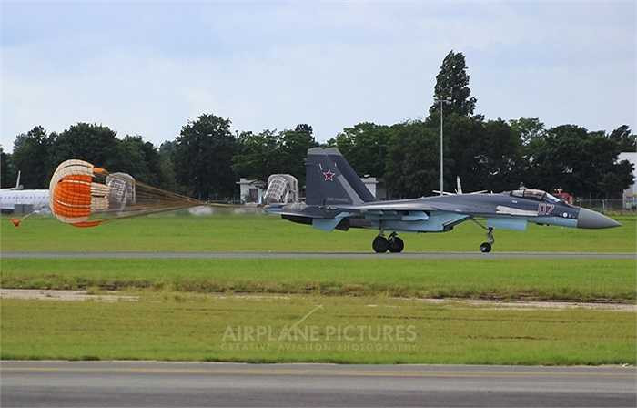 Cuối cùng là được trang bị vũ khí dẫn đường không đối không và không đối đất thế hệ mới của Nga