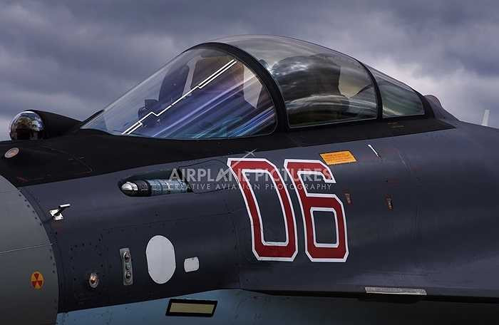 Với động cơ có điều khiển vec tơ lực đẩy đa chiều, Su-35 đạt sự cơ động tốt nhất trên không mà các máy bay khác không có được