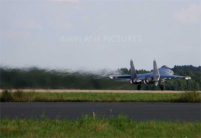 Su-35 có khả năng cơ với tốc độ tối đa lên tới 2,25Mach, ngang ngửa với tốc độ máy bay chiến đấu thế hệ thứ 5 là F-22 của Mỹ nhưng vượt trội về khả năng linh hoạt