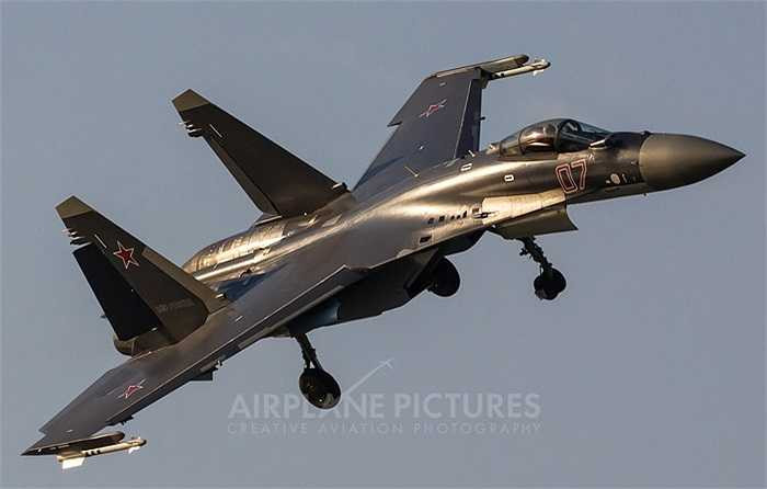 Hệ thống vũ khí của Su-35 cũng rất hiện đại và đa dạng, gồm tên lửa đối không, đối hải và đối đất, vũ khí có điều khiển và không có điều khiển