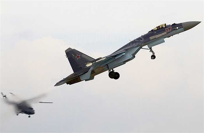 Với 12 điểm treo, tải trọng chiến đấu của Su-35 có thể lên đến 8 tấn