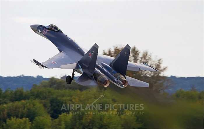 So với máy bay chiến đấu Su-27 và Su-30 hiện có của Quân đội Nga, Su-35 chủ yếu được cải tiến trên 4 phương diện