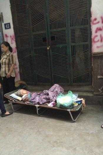 Cụ Tú phải nằm cả ngày ngoài trời lúc nắng lúc mưa, trong khi thể trạng của cụ đang rất yếu (Ảnh hàng xóm cung cấ