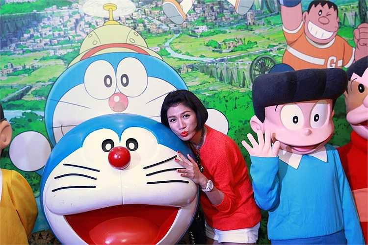 Trong chuyến hành trình ấy, những bảo bối của Doraemon như dung dịch cải tạo thực vật biến cây hoa thành cây cơm cà ri, đèn pin thu nhỏ biến chú trăn khổng lồ thành bé xíu hay kẹo thần kì biến thú dữ trở nên hiền lành… đã giúp những người bạn nhỏ vượt qua vô vàn thử thách giữa rừng già châu Phi và cũng mang đến những sự thích thú không chỉ cho các khán giả nhí mà còn cả những khán giả lớn tuổi. 