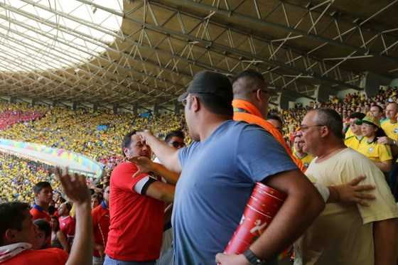 Dân nhậu gây gổ trên khán đài