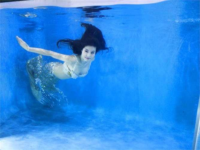 Đến khi tham gia ‘Bước nhảy hoàn vũ’, người đẹp lại tiếp tục ‘đốt mắt’ khán giả với loạt ảnh hóa thân vào nàng tiên cá cực kì sexy.