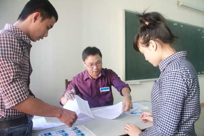 Thí sinh làm thủ tục dự thi