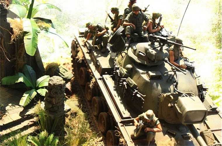 Trang mạng Militarymodelling mới đây đã đăng tải một chùm ảnh về mô hình vũ khí các cuộc chiến tranh (gồm cả cuộc chiến tranh tại Việt Nam) do người Việt tên là Dong Phuong thường trú tại Đà Nẵng thực hiện. Bạn bè quốc tế bày tỏ sự thán phục, khen ngợi trước mô hình vũ khí được sắp đặt rất công phu khiến người ta lầm tưởng như thật.