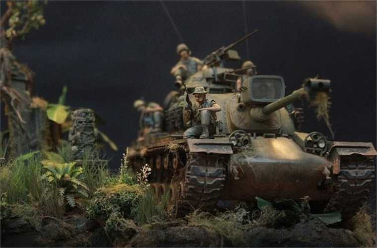 Trong ảnh là mô hình xe tăng M48 cùng lính Mỹ lấy bối cảnh ở Việt Nam. Có thể thấy phần nền được làm giống thật với cây cỏ, cổng làng, tượng sư tử.