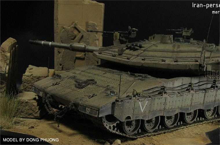 Ngoài chủ đề chiến tranh Việt Nam, tác giả Dong Phuong đem tới cho người yêu lĩnh vực làm mô hình cuộc chiến tranh ở Trung Đông, chiến tranh thế giới thứ 2. Trong ảnh là chiếc xe tăng chiến đấu chủ lực Merkava Mk4 của Israel được bố trí, sắp đặt nền khu vực thế giới Ả Rập.