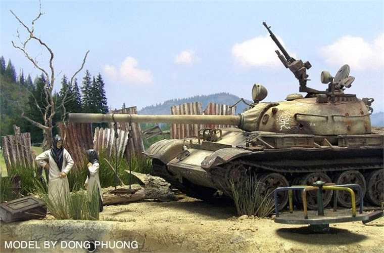 Những người phụ nữ đạo Hồi đứng trước chiếc T-55 bị phá hủy với vết đạn, vết nám cháy được làm như thật.