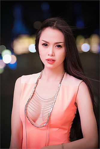 Trong một sự kiện những ngày đầu tháng 5, cái tên Vũ Ngọc Anh bắt đầu gây chú ý khi cô có màn hở bạo gây sốc. Theo đó, chiếc váy với thiết kế cổ áo thoáng đãng đến mạnh bạo đã giúp chân dài sinh năm 1990 phô trương trọn vẹn khuôn ngực tròn trịa.