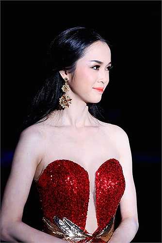 Ngọc Anh luôn chỉn chu về trang phục mỗi khi tham dự sự kiện, cô mang đến một phong cách 'bốc lửa dữ dội' khi quay lại showbiz.