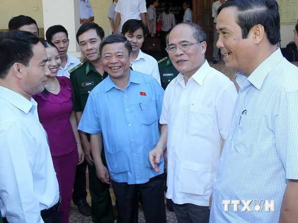 Chủ tịch Quốc hội Nguyễn Sinh Hùng và Đoàn đại biểu Quốc hội tỉnh Hà Tĩnh tiếp xúc cử tri tại huyện Hương Khê (Hà Tĩnh). (Ảnh: Nhan Sáng/TTXVN)