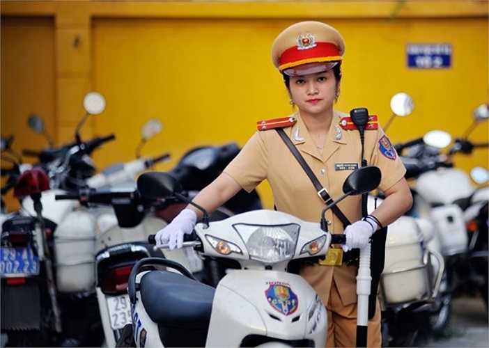 Nữ trung úy công tác tại đội 14 ngay sau khi tốt nghiệp Trung cấp cảnh sát (năm 2010) cho đến nay. Toàn đội có 4 cảnh sát nữ, mỗi tuần các cô đứng làm nhiệm vụ ở các chốt giao thông 5 buổi.