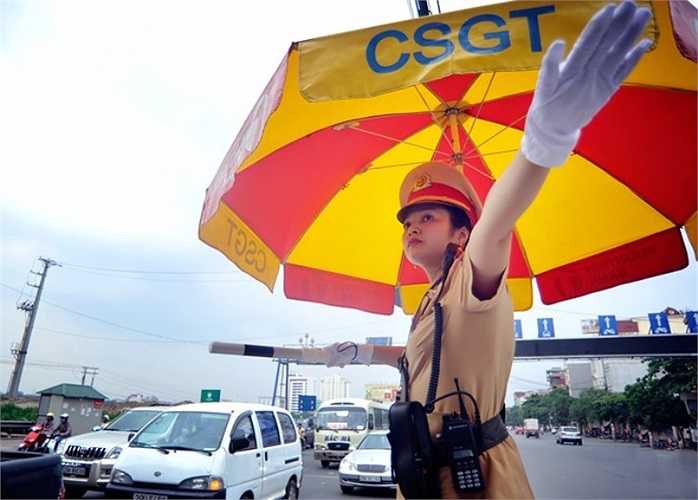 Nơi làm việc của Giang thường là ngã 3 Kim Đồng - Giải Phóng và Pháp Vân - Giải Phóng. Lưu lượng phương tiện di chuyển qua lại nơi đây rất đông. Do vậy cô cùng 3 đồng đội nữ khác phải liên tục thay nhau hỗ trợ các đồng nghiệp nam để đảm bảo tránh xảy ra ùn tắc. 