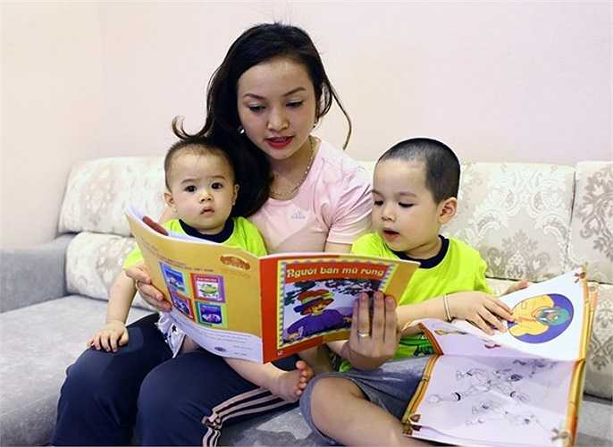 Xong việc bếp núc, 3 mẹ con tranh thủ ngồi chơi, đọc truyện và đi dạo để chờ bố về ăn cơm. 