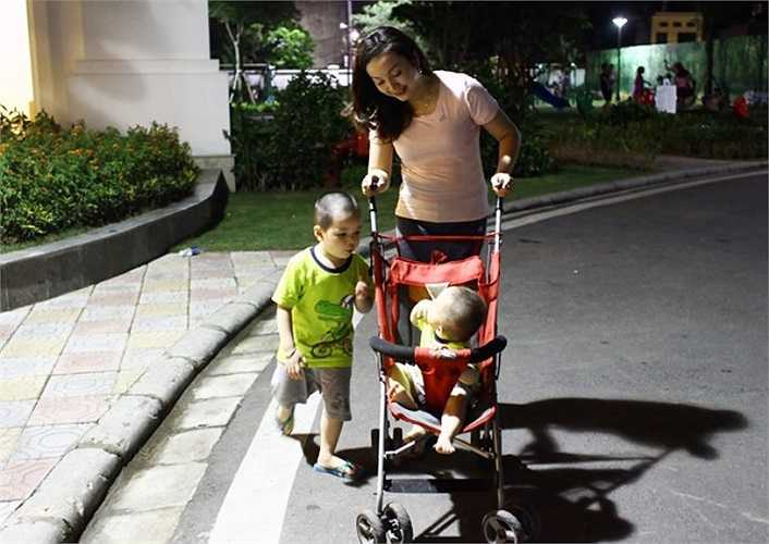 Hai cậu con trai của Giang cách nhau 2 năm (1 tuổi và 3 tuổi), các bé rất kháu khỉnh, riêng cậu anh khá tinh nghịch.