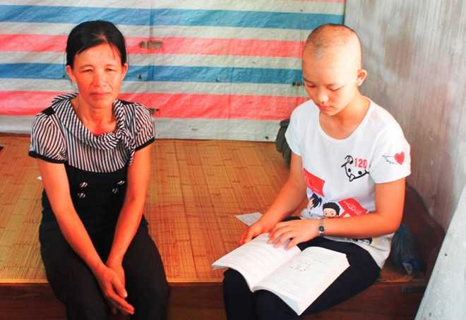 Chị Hoa luôn ở bên động viên con.