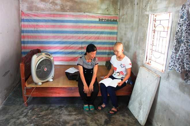 Mẹ con chị Hoa tỏng căn phòng trọ ở phường Hưng Dũng, Tp Vinh.