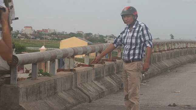 Trưởng Công an xã Hải Phúc, ông Nguyễn Ngọc Thành chỉ cho chúng tôi hiện trường nơi xảy ra sự việc. 