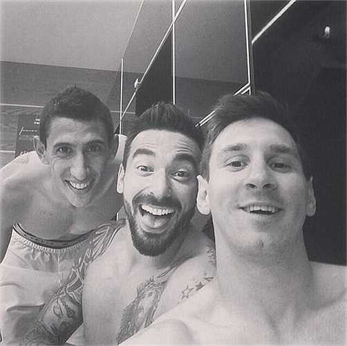 Di Maria, Lavezzi, Messi 'tự sướng' sau trận đấu.