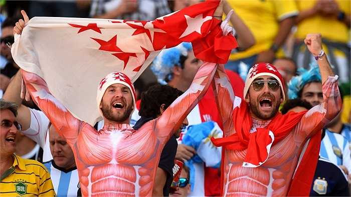 Quay trở lại trận đấu Argentina - Thụy Sỹ, những CĐV Thụy Sỹ đã hóa trang kinh dị như muốn hù dọa đối thủ. 