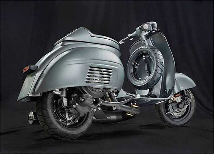 GL 221 với động cơ PX 200 tùy chỉnh. Bộ khung cũng làm lại với cặp phuộc của Vespa Cosa 200 làm lại, chắn bùn của Cosa làm mới, phanh đĩa thủy lực 4 piston của Scooter and Service. Bộ vành 10 inch với lốp trước 100/80 trước và 130/70 sau. Đồng hồ kỹ thuật số hiệu Motoscope Pro và yên xe tự chế.