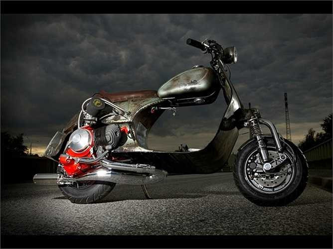 Rusty Nail với khối động cơ PX 200 cùng xi-lanh Malossi 210, đầu xi-lanh và trục khuỷu tự chế, chế hòa khí Mikuni TMX 35 mm. Công suất 31,7 mã lực.