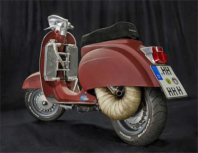 Cặp phuộc Vespa Cosa, giảm xóc trước Malossi RS24 và giảm xóc sau Bitubo, vành 10 inch với lốp trước 100/80 và lốp sau 120/70 cùng một số chi tiết độ khác.