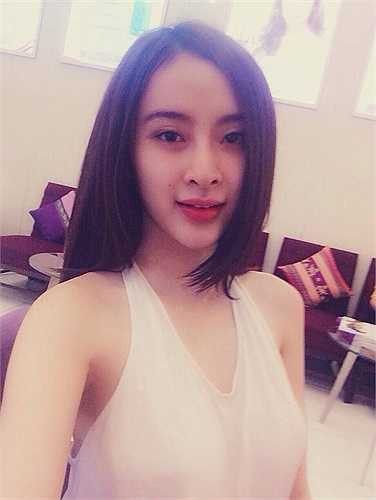 Trưởng thành trước tuổi, hiếm hoi lắm Angeala Phương Trinh mới không lòe loẹt son phấn như thế này.