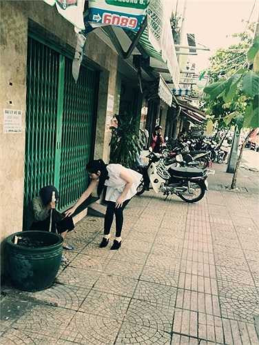 Hành động đẹp của Lý Nhã Kỳ: Thấy bà cụ khó khăn bên đường, cựu đại sứ du lịch vội vã rời khỏi xe, xuống hỏi thăm.