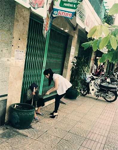 Thấy hoàn cảnh bà cụ khó khăn, Lý Nhã Kỳ xuống gửi biếu bà cụ một ít tiền.