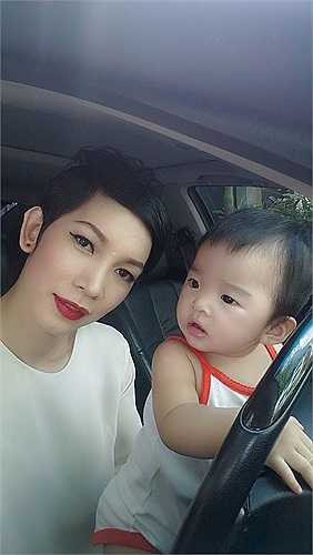 Xuân Lan khoe cô con gái cưng đáng yêu.