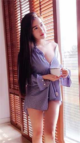 Elly Trần trễ nải áo sơ mi không quần.