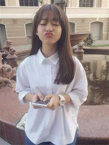 Khả Ngân chu môi tạo dáng đáng yêu.