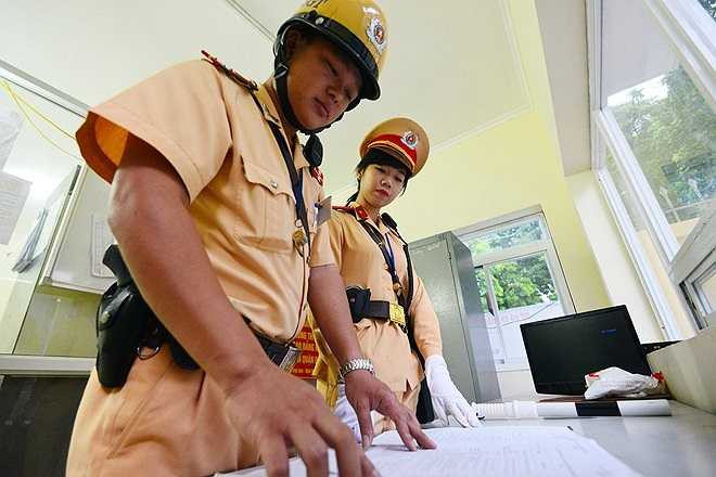 Nhiệm vụ chính của Dung là làm việc tại tổ chỉ huy, tiếp dân, xử lý hành chính các vi phạm. Buổi chiều cô hướng dẫn giao thông, phân làn đường tại ngã tư Ô Chợ Dừa - Xã Đàn. Vào những ngày này, Dung và toàn đội dốc hết sức lực để đảm bảo, điều tiết giao thông cho kỳ thi Đại học - Cao đẳng 2014.