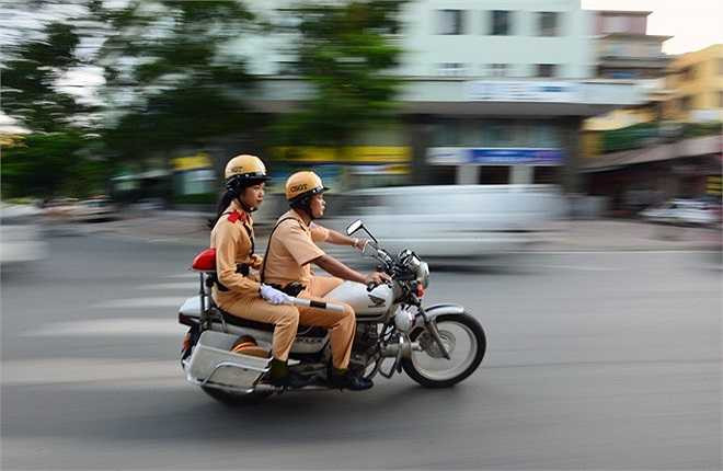 Sáng nay, cô và hai nam chiến sĩ khác được giao nhiệm vụ hướng dẫn giao thông tại đường Chùa Bộc (cụm thi Học viện Ngân hàng). Đúng 5h30 Dung đã có mặt tại địa điểm này.