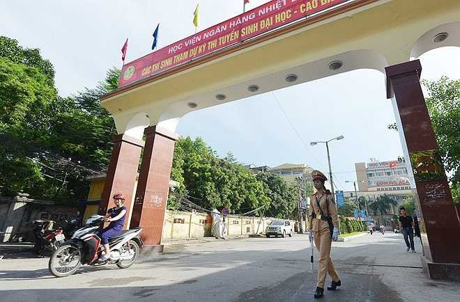 Hầu hết các phụ huynh đưa con đi thi từ rất sớm nên đến giờ cao điểm (từ 7 - 8h) đã không xảy ra ùn tắc.