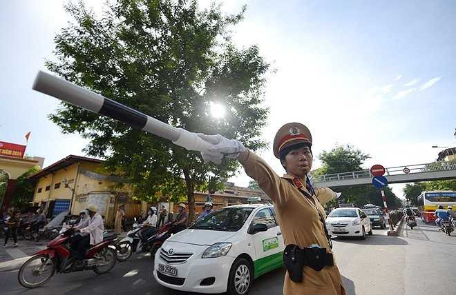 Cô cho biết, rất vinh dự được tham gia điều tiết giao thông vào dịp thi Đại học, góp phần nhỏ bé của mình nhằm giảm ùn tắc.