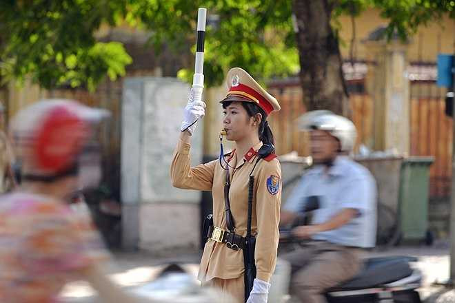 'Mặc dù làm CSGT gặp nhiều khó khăn, nhưng do đam mê được trở thành cảnh sát từ nhỏ, nên tôi có nhiều động lực khi làm công việc này', Dung chia sẻ.
