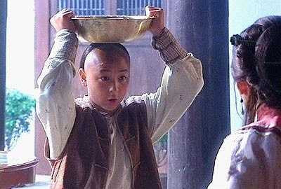 Thích Tiểu Long được chọn mặt gửi vàng với vai diễn nặng ký Hoàng Phi Hồng, từ đây thấy được sự chững chạc và lối diễn xuất thần từ những màn đánh võ thế mạnh của cậu bé đệ tử Thiếu Lâm cho đến những cảnh hài hước tạo tiếng cườicủa một võ sư thời niên thiếu cũng đẹp như bao đứa trẻ khác. (Theo 2Sao)