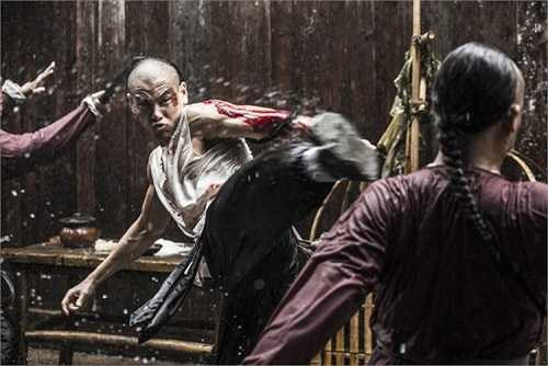 Một Hoàng Phi Hồng với cơ bắp cuồn cuộn, sung sức và đầy khí thái của một võ sư, Bành Vu Yến đã cống hiến những pha võ thuật mãn nhãn cho người xem.