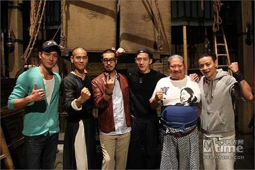 Lấy bối cảnh những năm của nhà Thanh, không gian là xung quanh bờ sông Chu Giang- Quảng Châu, người anh hùng Hoàng Phi Hồng có những năm tháng thời niên thiếu thật oanh liệt và gây dựng thành một huyền thoại võ thuật cho muôn đời sau.